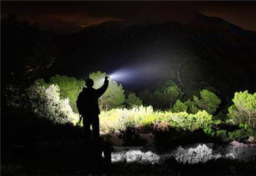 户外夜行强光手电筒的使用技巧