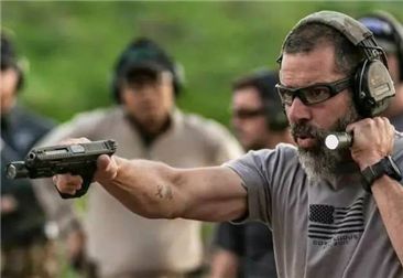 正确持握战术手电筒姿势