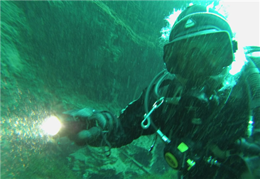 夜潜必不可少的潜水手电筒