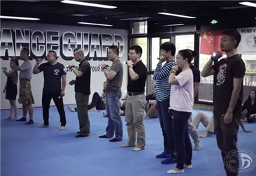 关于战术手电的携带、持握