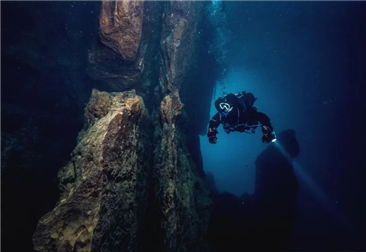 潜进深渊，游向人类从未涉足的世界